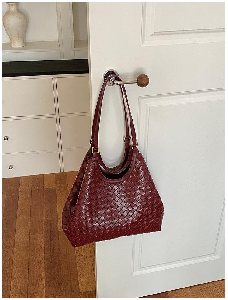 2026 Autumn High-End Retro Woven Large Capacity Women's Shoulder Bag with Mother-Child Feature