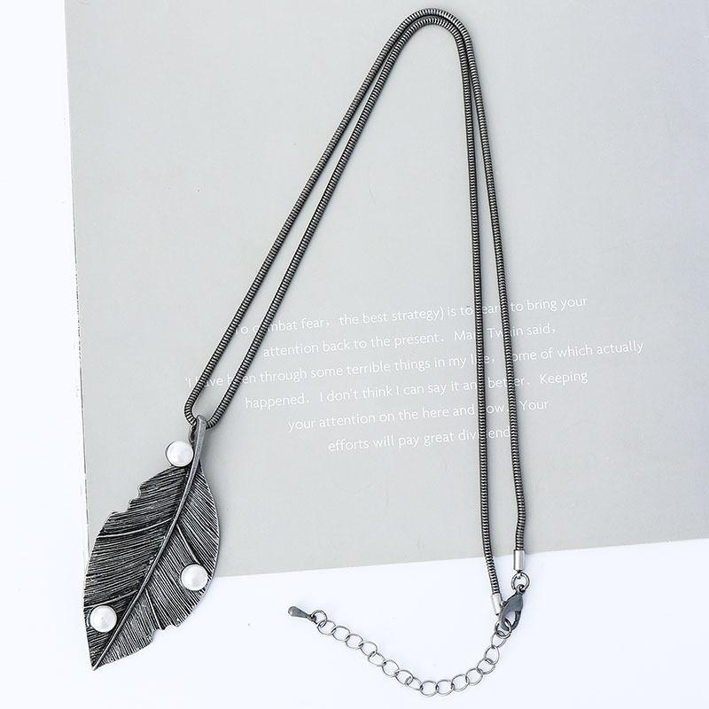 Leaf Pearl Premium Ladies Necklace Vintage Fashion Simple Pendant Long Chain Sweater Chain