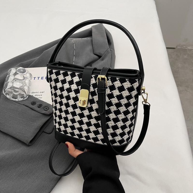 Chic Plaid Shoulder Bag Women s 2023 New Winter Fashionable Bucket Bag чёрный