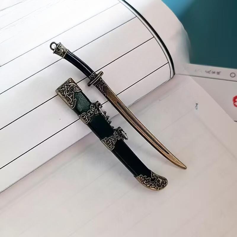 1pc Mini Sword Shape Pendant Keychain Weapon Model With Sheath Toy Knife Metal Anime Key Ring Ornament Purse Charm Accessories