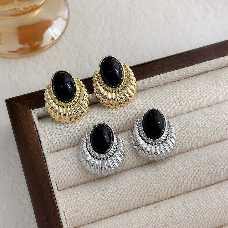 Vintage Geometric Metal Clip On Earrins for Women Fashion Classic Black Ear Clips Non Pierced Girls Gifts Jewelry