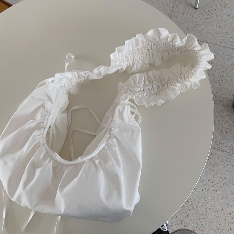 

Эта сумка кроссбоди отличается уникальным и милым дизайном, большой вместимостью и модной сумкой-пельменем. белый