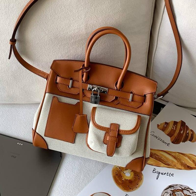 

2025 новая контрастная сумка платинового цвета из холщовой кожи большой вместимости портативная сумка через плечо от кутюр модная карманная сумка