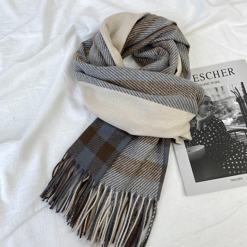 Sciarpa da donna elastica morbida a quadri a righe invernale calda con finiture a nappa, accessorio di moda versatile per uscite casual e clima freddo