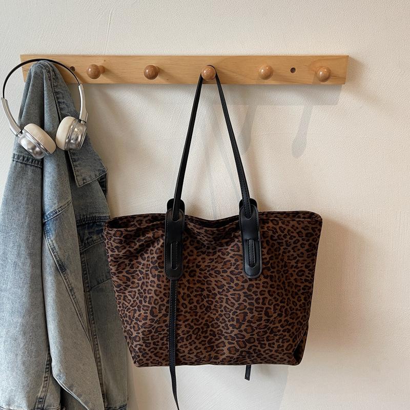 2025 autumn new trendy Korean version of foreign style leopard print shoulder large capacity high value fashion portable tote bag women