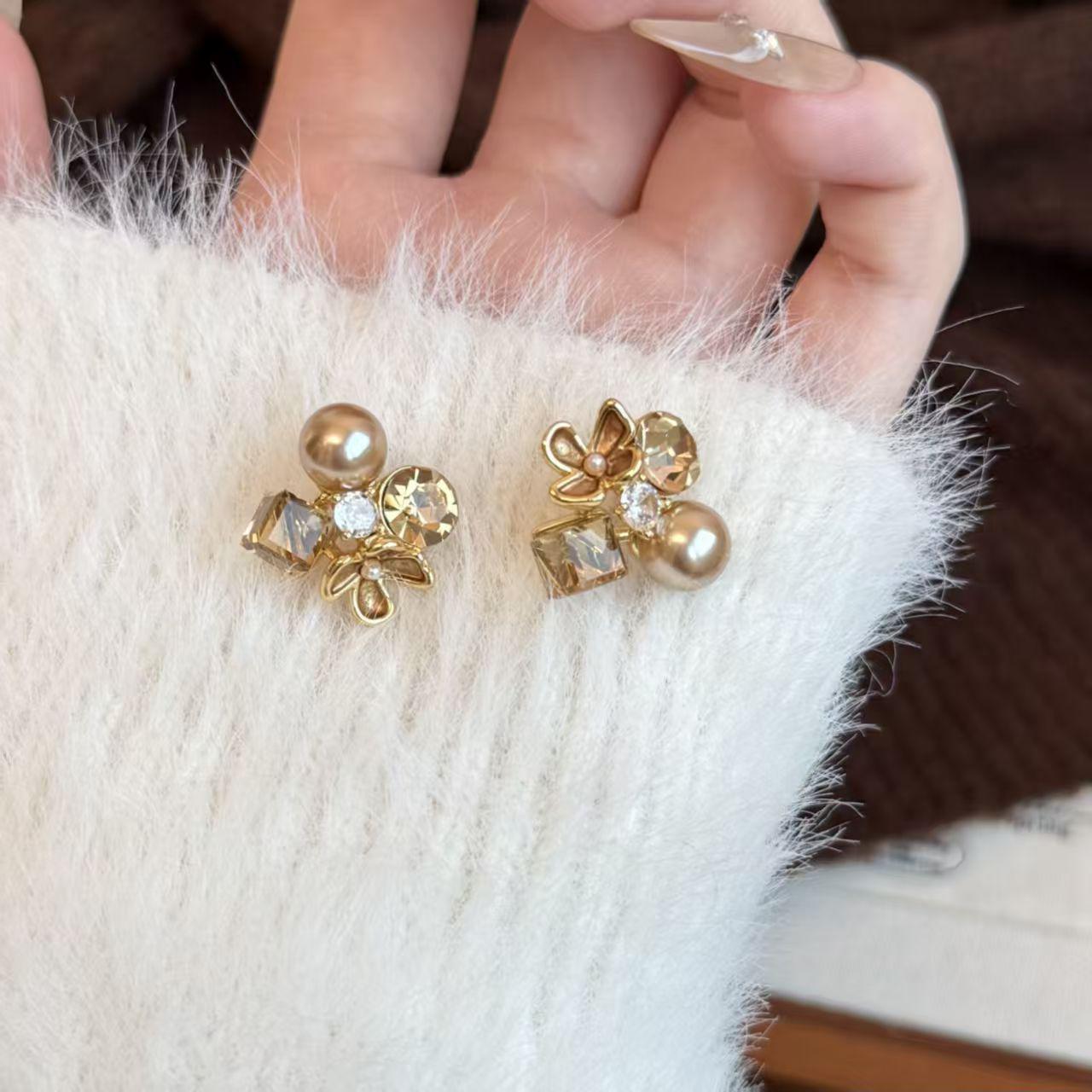 

Champagne Pearl Earrings: Elegant, High-End Studs for Women - Unique, Stylish, Beautiful Ear Jewelry for 2025.