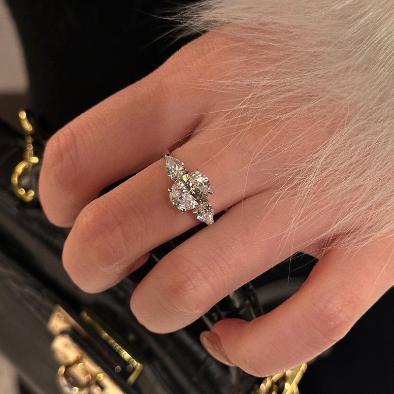 Oval Pigeon Egg, Three-Stone Ring, Women'S Light Luxury, High-End Luxury Wedding Ring, Marriage Proposal, Live Simulation Diamond Ring