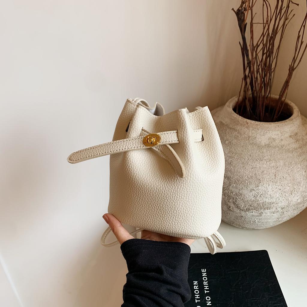 Neue modische Beuteltasche, trendige Umhängetasche mit einer Schulter, leichte und einfache Freizeittasche für Damen