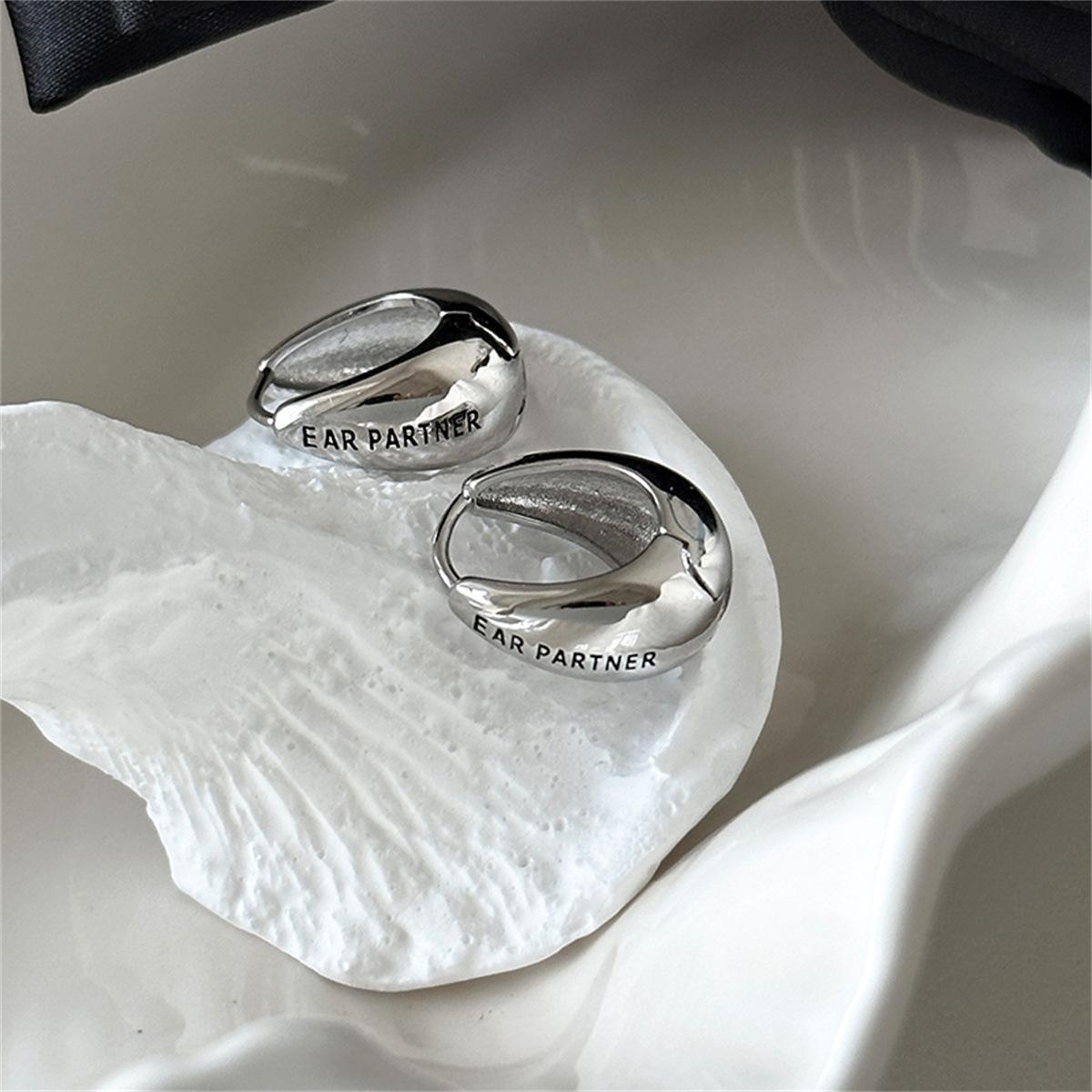 

Французские ретро серьги-капли женские изысканные нишевые дизайны высококачественные серебряные игольчатые буквы застежка для ушей простая новая модель A pair of 925 silver needle