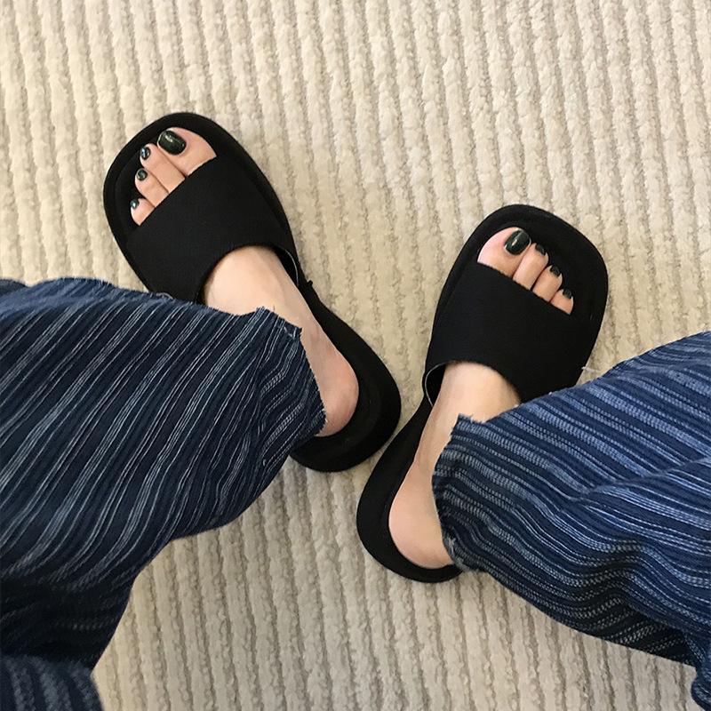 Korean version of muffin thick-soled cool slippers women's summer wear fashion high sense Internet celebrity word drag 2025 new beach shoes