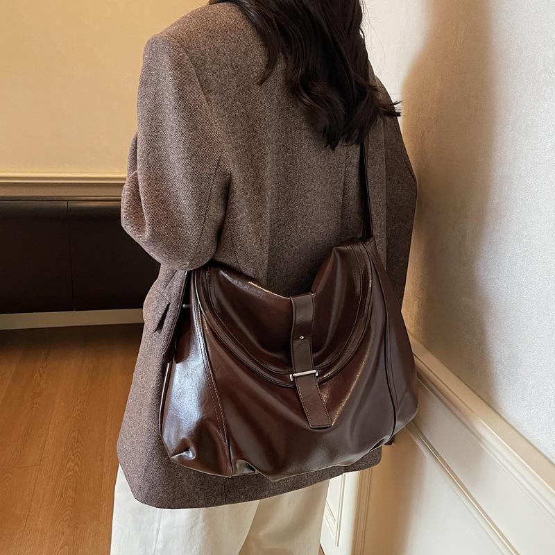 Autumn and winter retro underarm bag women's 2025 new pleated commuter bag simple large capacity shoulder messenger bag
