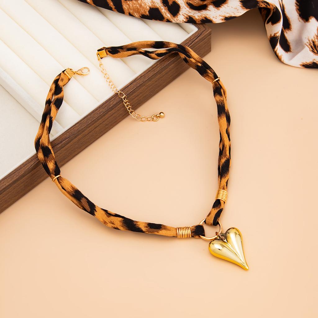 Sweet Cool INS Heart Alloy Pendant Necklace Unique Exaggerated Sexy Leopard Print Clavicle Chain for Women Daily Party Streetwear Jewelry Accessories