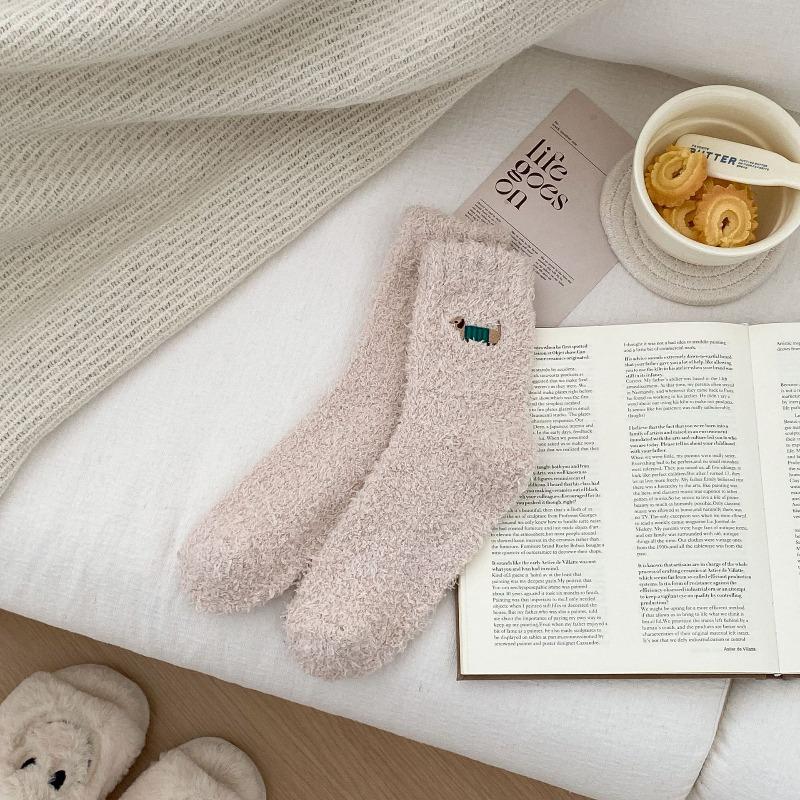 Coral Fleece Socks for Autumn and Winter, Non-shedding Dachshund Women's Socks, Half-fleece Warm Floor Socks