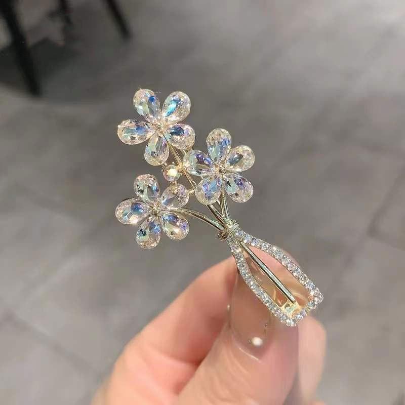Glass Vase Anti-glare Brooch for Women High-end and Personalized Brooch Collar Buckle Corsage