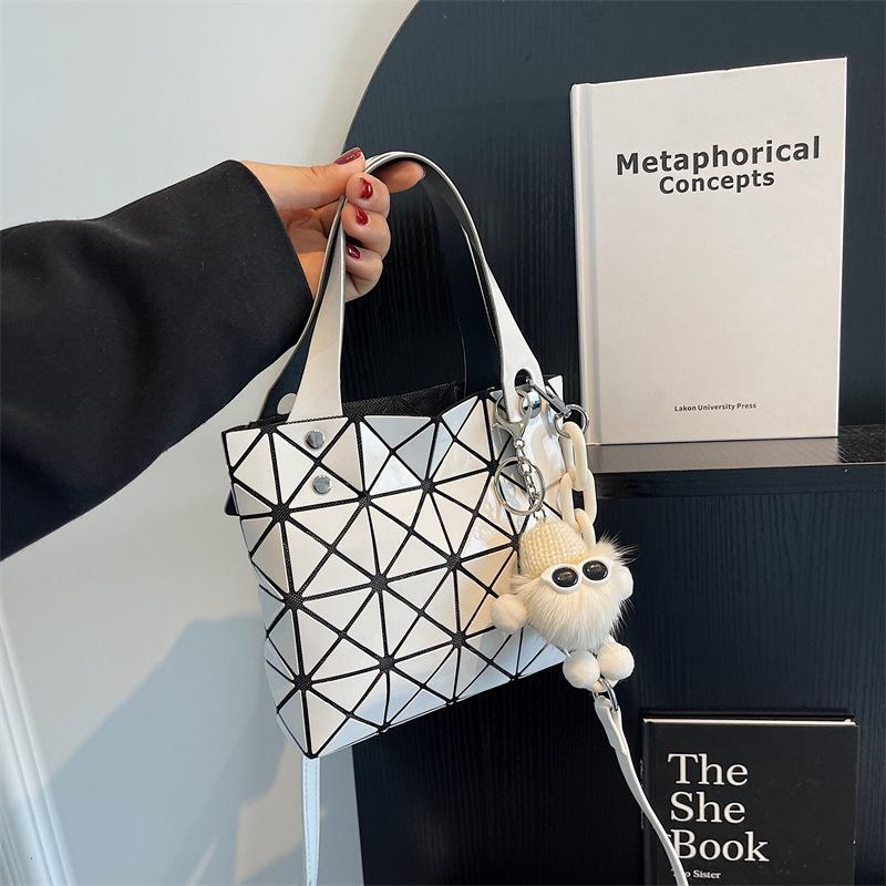 IELGY women's fashion portable shoulder bag, diamond chain messenger bag