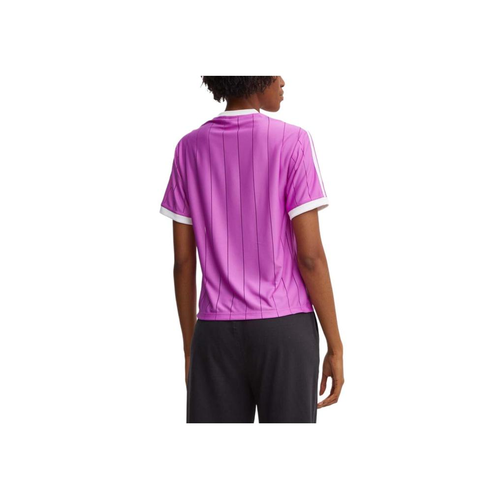 Adidas Koszulka Originals Adicolor 3-Stripes Pinstripe z nadrukiem logo w blokach kolorystycznych Wygodna Prosta Koszulka w paski z okrągłym dekoltem i krótkim rękawem IY7225