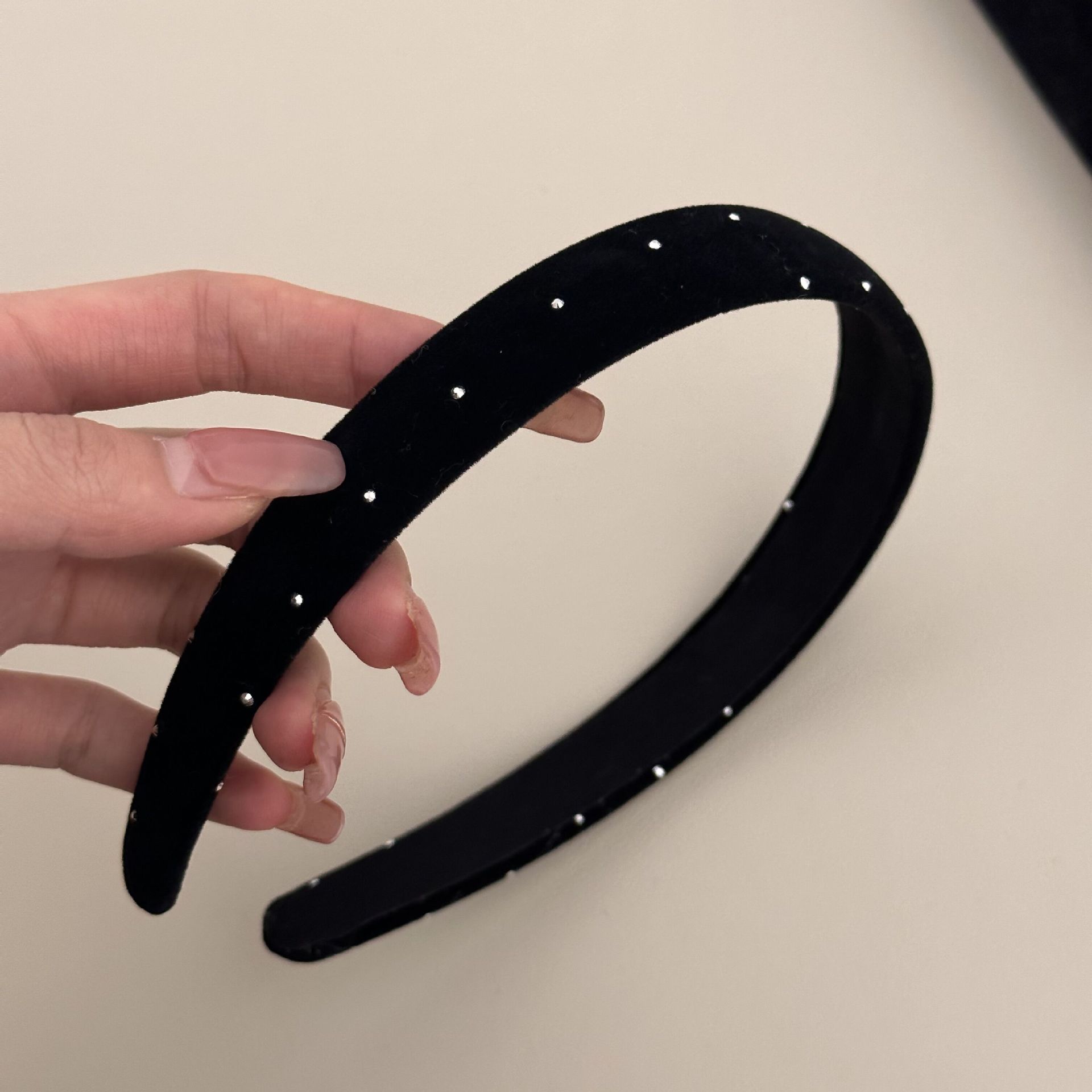 

Женские винтажные бархатные сверкающие повязки на голову со стразами 2 см тонкая простая повязка для волос однотонная черная винная заколка для волос простой держатель для волос головной убор