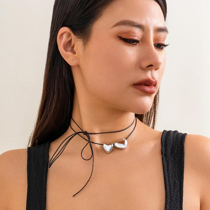 Elegant Heart Pendant Neck Chain Adornment Unique Bowknot and Heart Pendant Necklace Simple Clavicular Chain Accessory