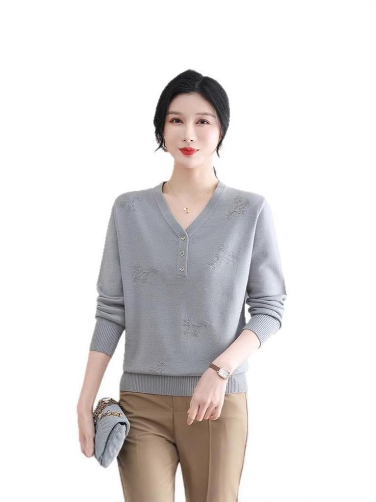 Elegant V-neck Knit Top for Middle-aged and Senior Women - Long-sleeved Autumn/Winter Sweater Base Layer.