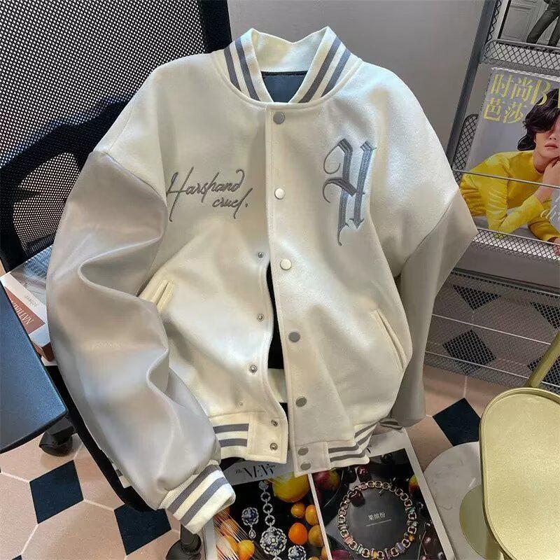 

Женская бейсбольная куртка в стиле ретро: Осень/Зима 2023 — Нишевый дизайн с вышитыми нашивками L