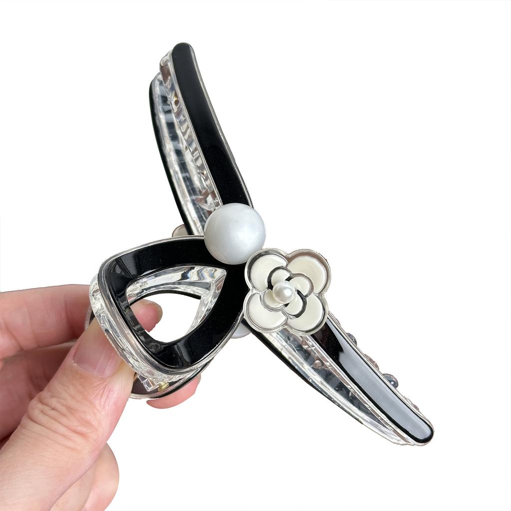 Crafted Retro Beautifully Hair Claw Clip With Elegant Pearl Design For Looks Sophisticated