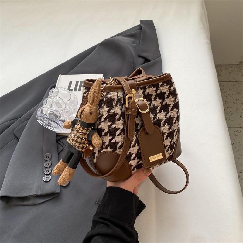 Fashionable Plaid Bucket Bag With Advanced Texture For Autumn And Winter Commuting 2023