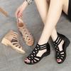 2025 neue Römersandalen aus weichem Leder Damen Sommer weichsohlige Strass Mutter Schuhe modische Oberbekleidung Damen Sandalen Keilabsatz Damen