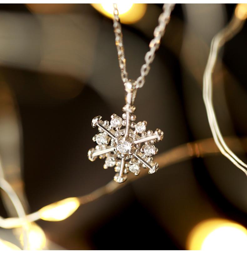 

Elegant Snowflake Necklace: Chic Christmas Clavicle Chain for Women, Perfect for Stylish Sweaters