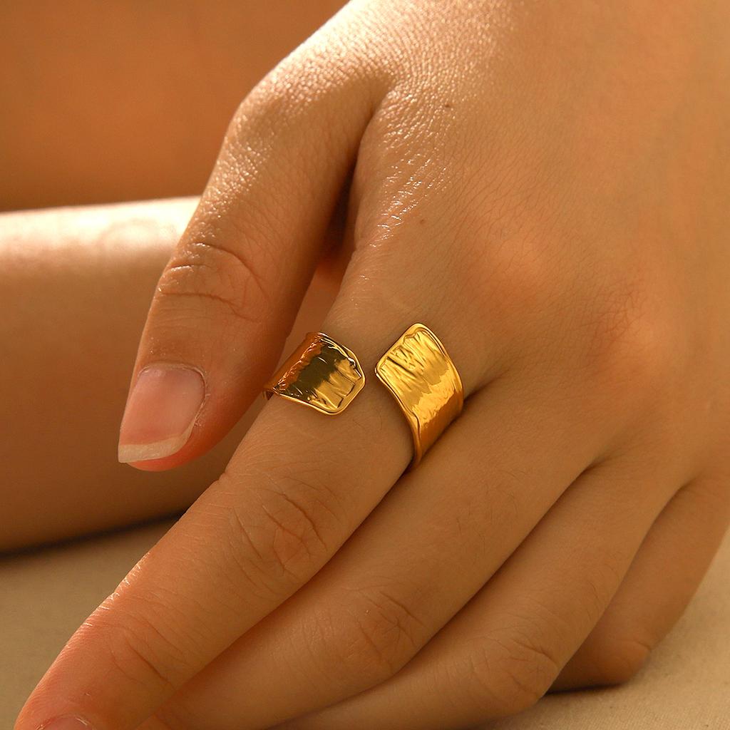 Euro-amerikanischer Stil 18K vergoldeter strukturierter Edelstahl offener Ring für Damen, nicht verblassender Titanstahl Handschmuck