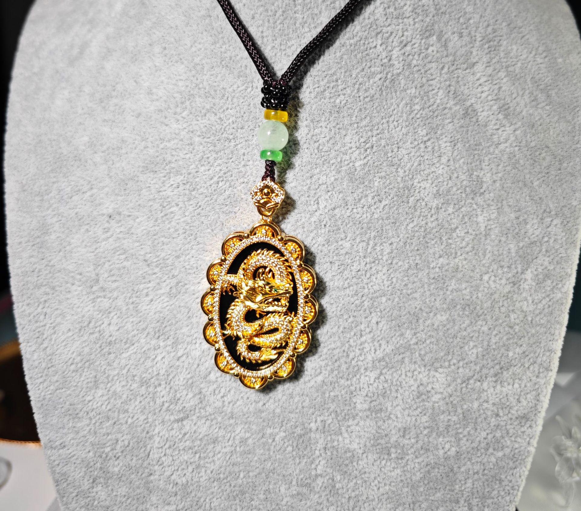 

Подвеска-кулон из нефрита Хэтянь Мою «Дракон и Феникс» с 3D-рельефом, цветными бриллиантами и черным шнурком-цепочкой для ключиц для женщин