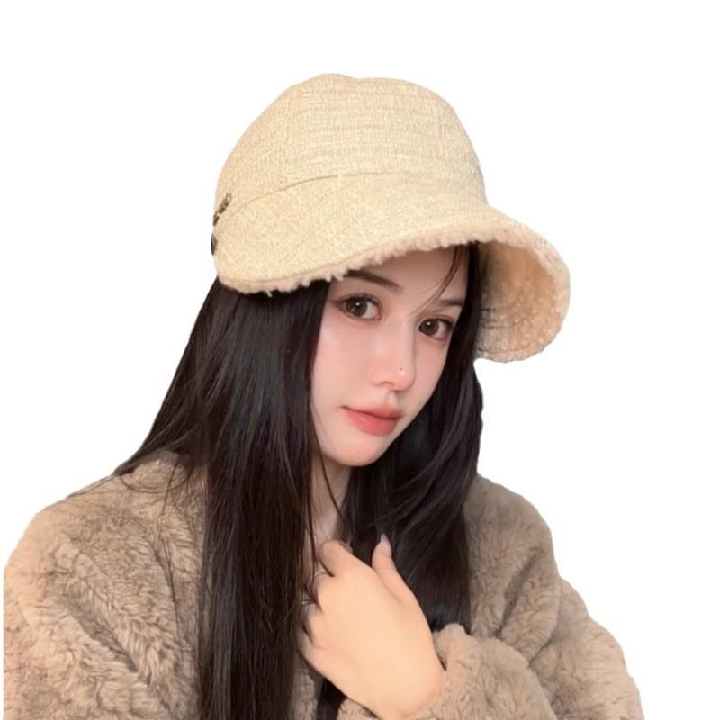 In Autumn and Winter  You Can Wear A Mask. A Fashionable Sequined Fisherman Hat Can Make Your Face Look Smaller. Wearing A Hat On Both Sides Is Trendy