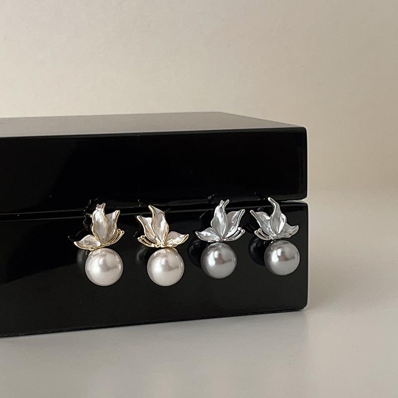 French Retro Butterfly Pearl Stud Earrings Women'S Light Luxury Elegant Gentle Fashion Personality Versatile Earrings Earrings