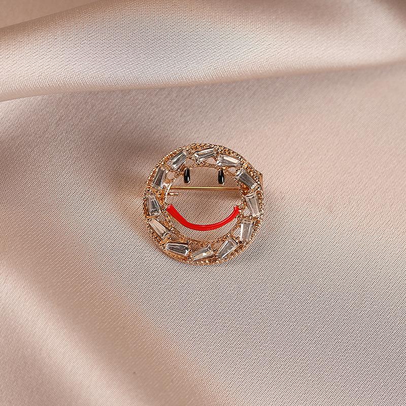 Smiling Face Anti-glare Brooch, High-end and Niche Design Sense, Suit Accessory Brooch