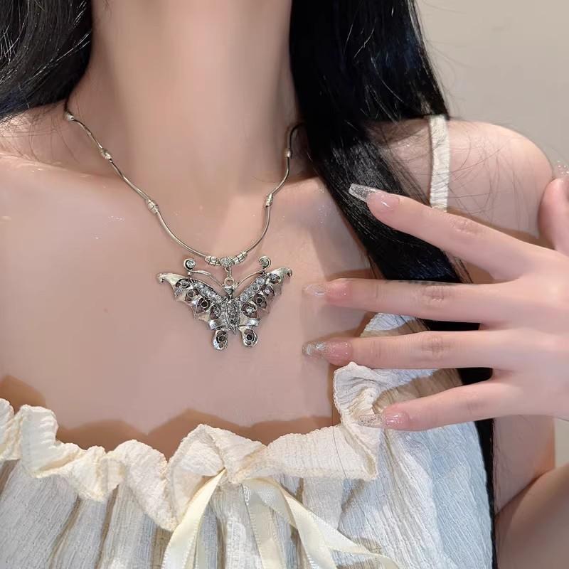 Vintage Carved Necklace Women Bohemian Style New Ethnic Flower Butterfly Necklace Silver Color Alloy Wedding Party Jewelry Gifts