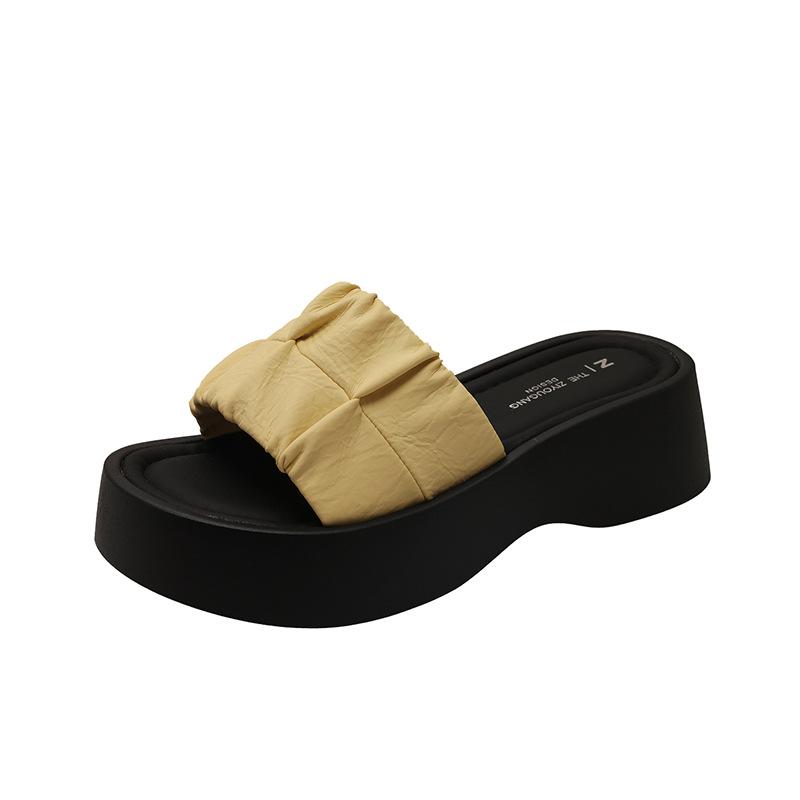 Thick bottom slope heel height increase one-word drag women 2025 summer new outer wear fashion beach vacation cool slippers