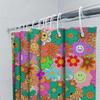 Lebhafter floraler Duschvorhang mit fröhlichen Gesichtern Verleihen Sie Ihrer Badezimmerdekoration einen Farbtupfer