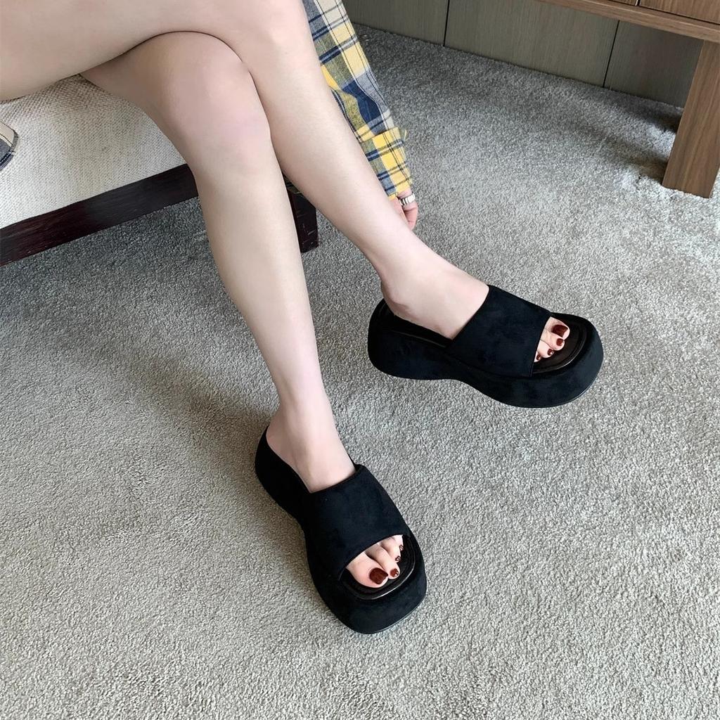 Thick-soled slippers for women's summer outer wear 2025 new high-end style with skirt height increase one-word drag muffin bottom cool slippers tide