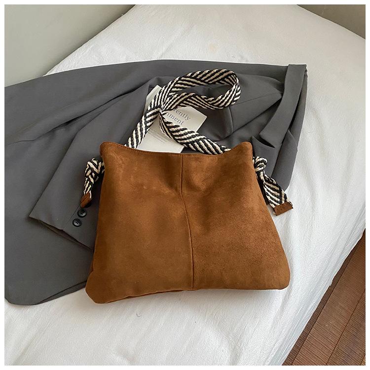 Fashion 2025 autumn new simple retro texture casual tote bag wide shoulder strap large capacity shoulder messenger bag