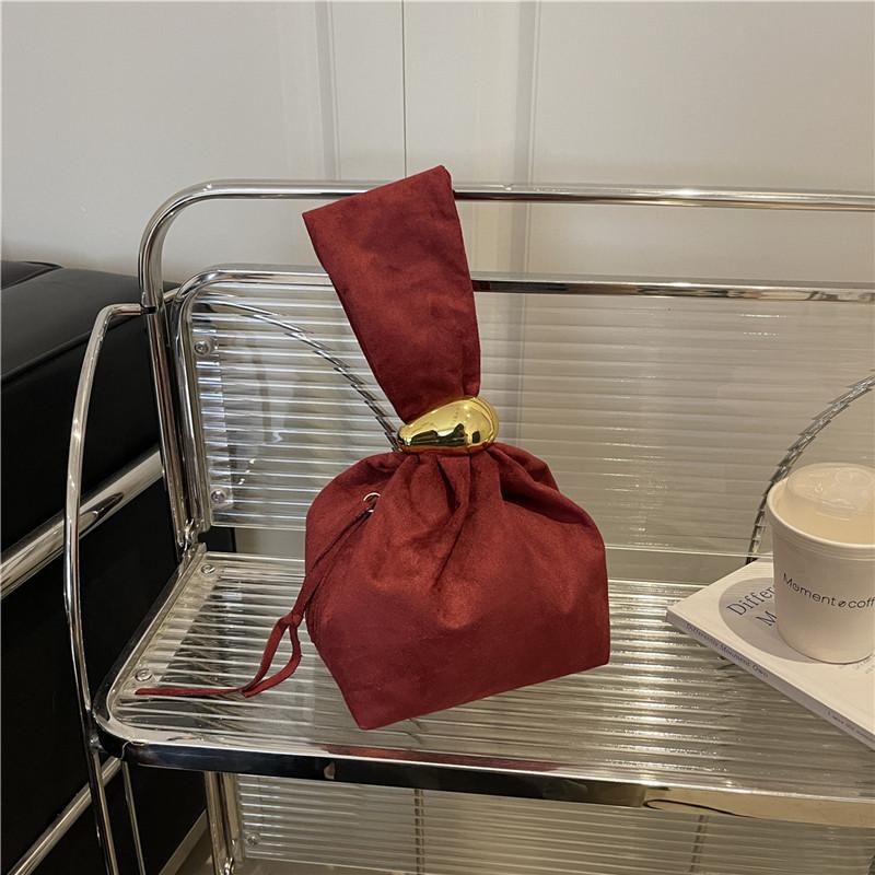 This Is A Simple and Stylish Women's Bag with A Pleated Design. It Is A Niche and Unique Large-capacity Bucket Bag
