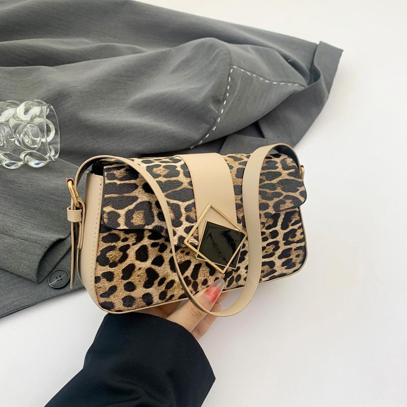 

Sweet and cool style leopard print Spice Girl bag women 2025 new niche design baguette bag high-end shoulder bag underarm bag
