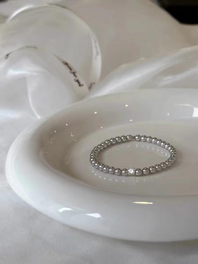 Handcrafted And Glass Pearl Bracelet For Women With Chic Design Geometric