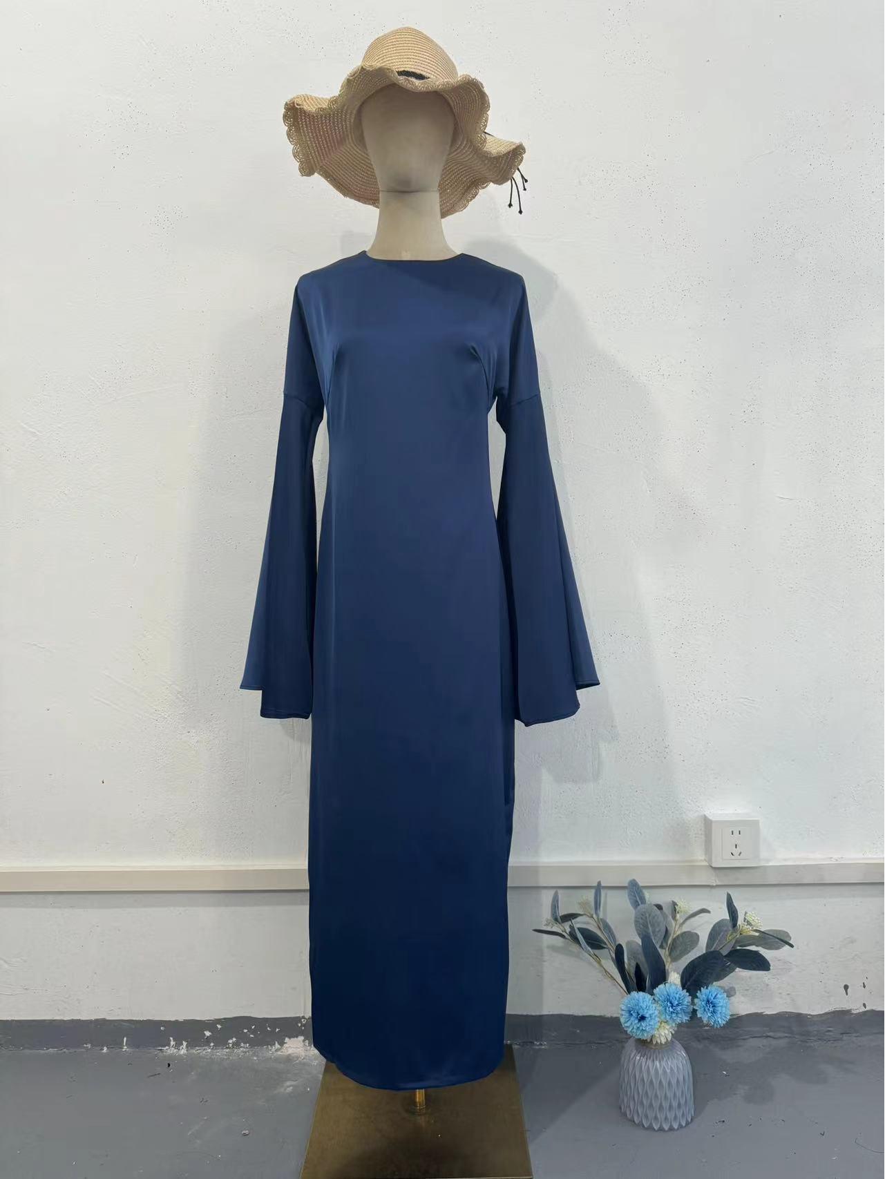 

Весеннее женское атласное платье 2024 года с приталенным силуэтом и рукавами-фонариками Small темно-синий