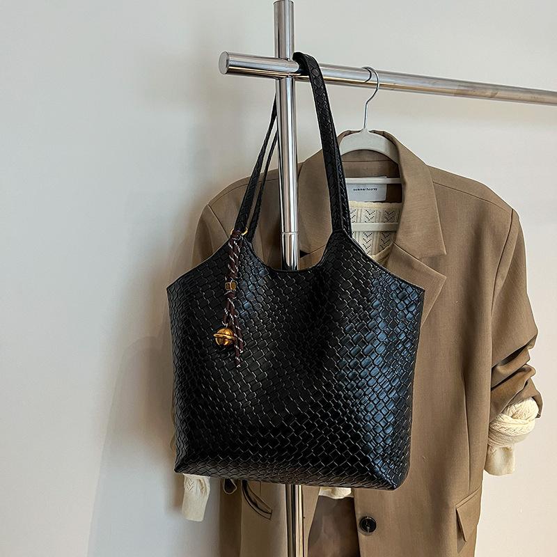 Women's large-capacity shoulder bag 2025 spring and summer new versatile commuter bag, underarm bag, popular tote bag trend this year