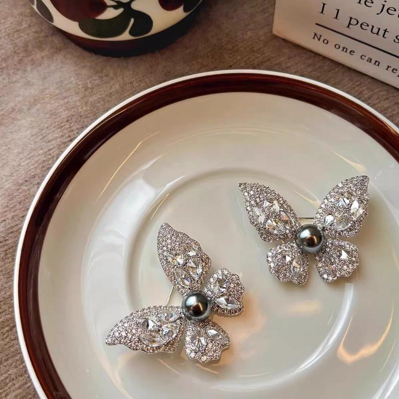 Frosted Diamond Pearl Butterfly Brooch for Women's Corsage Pin - Elegant Spring and Summer Accessory, Coat Accessory