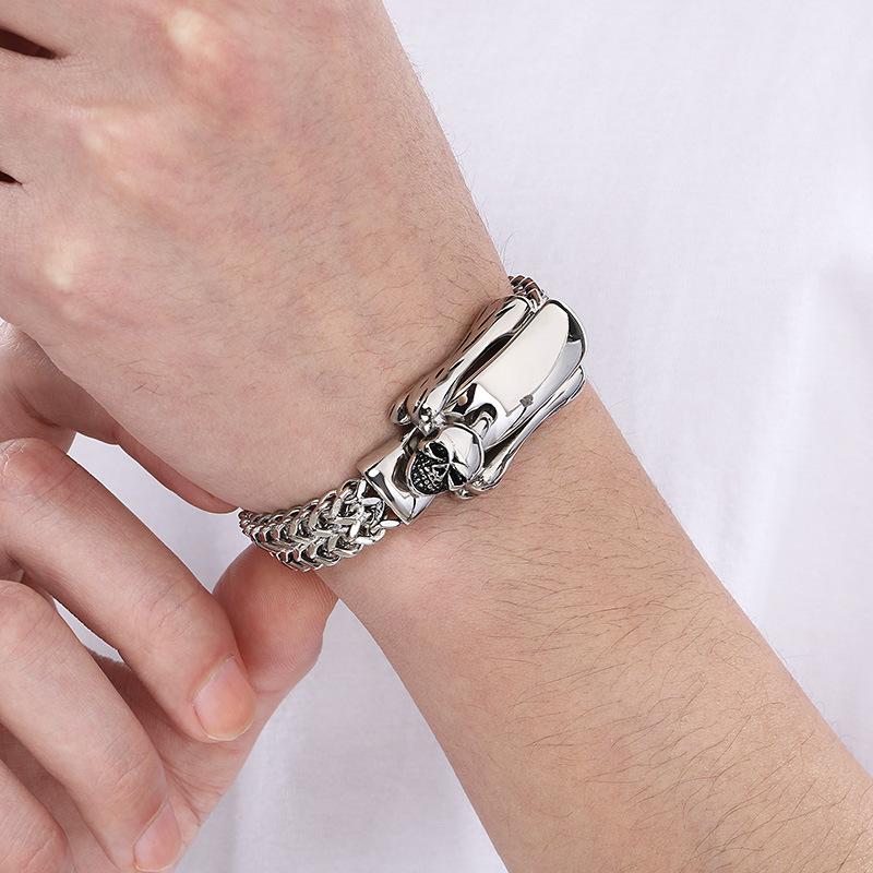 Hipster Stainless Steel Cast Titanium Steel Bracelet, Smooth Simple Skull Nail Buckle Men'S Bracelet