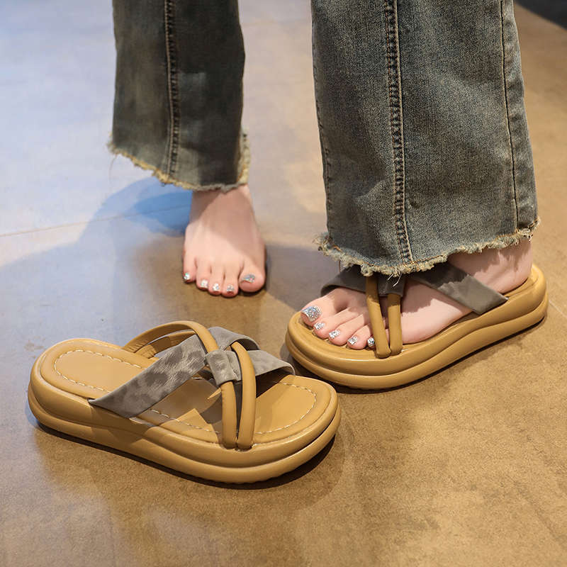 Thick bottom Internet celebrity slippers women's 2025 new popular outer wear summer high value women go out beautiful sandals