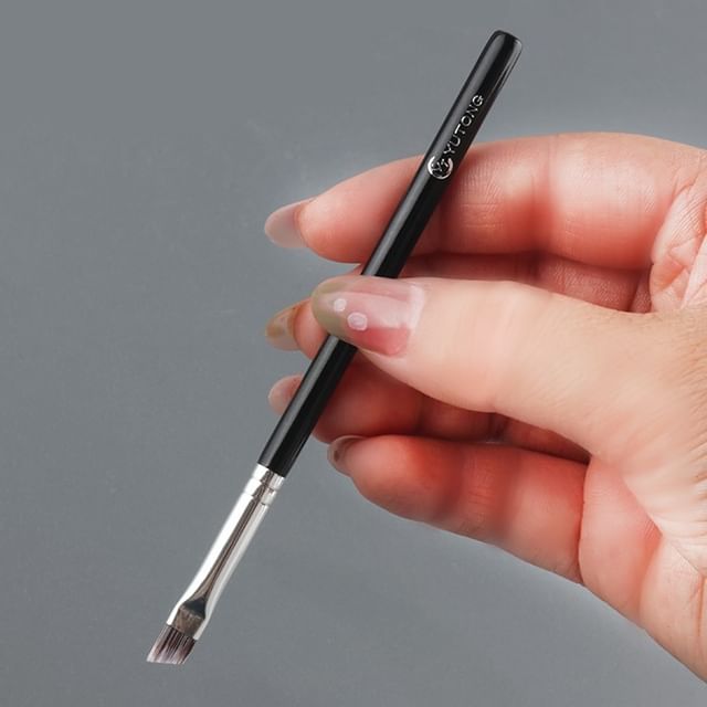 

AME - Cropped Angled Eyebrow Brush Black