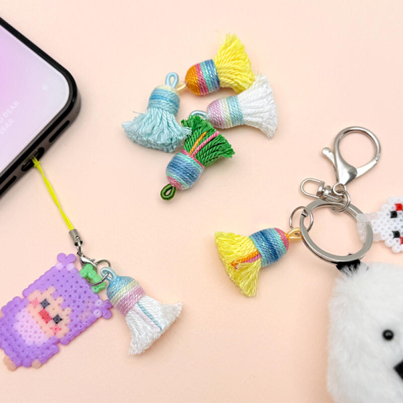 Mini borlas coloridas com glitter (escolha um de quatro)