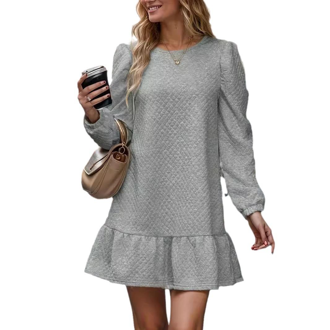 

Женское короткое платье-толстовка с длинными рукавами и круглым вырезом из жаккарда с оборками XXL серый