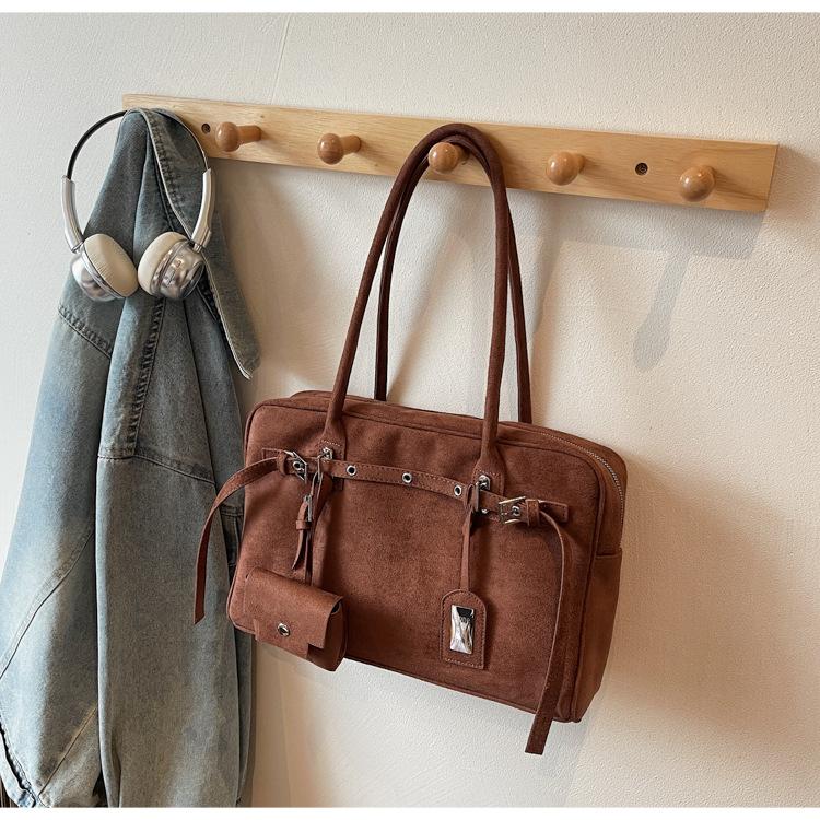 

Medieval underarm big bag women 2025 new retro niche bowling bag large capacity shoulder commuter bag темно-коричневого кольору